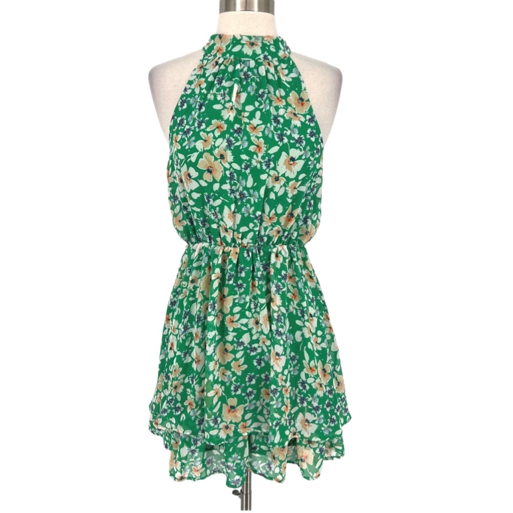 Vestido corto floral en color verde! Talla Large